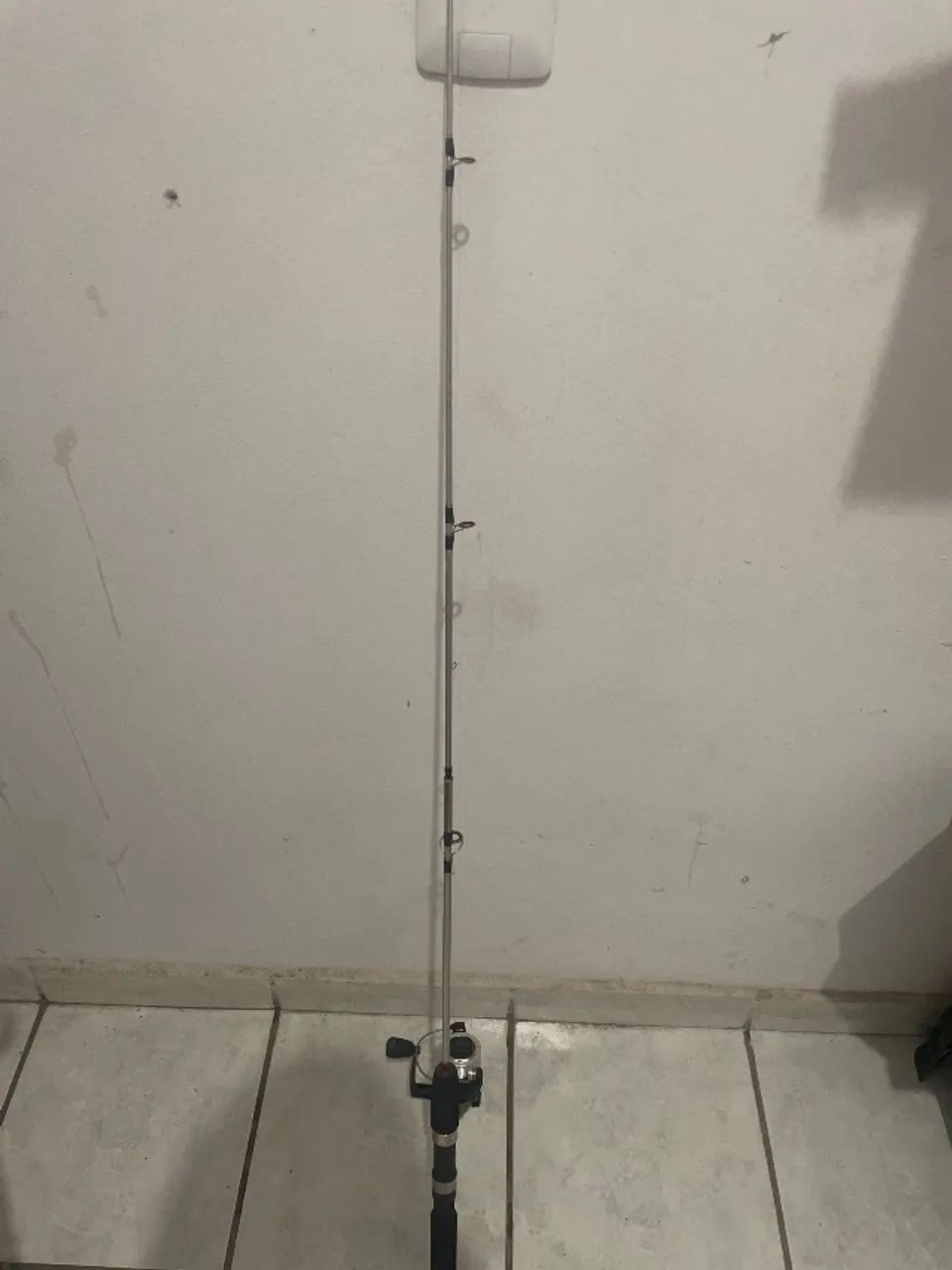 Vara de pesca com molinete 