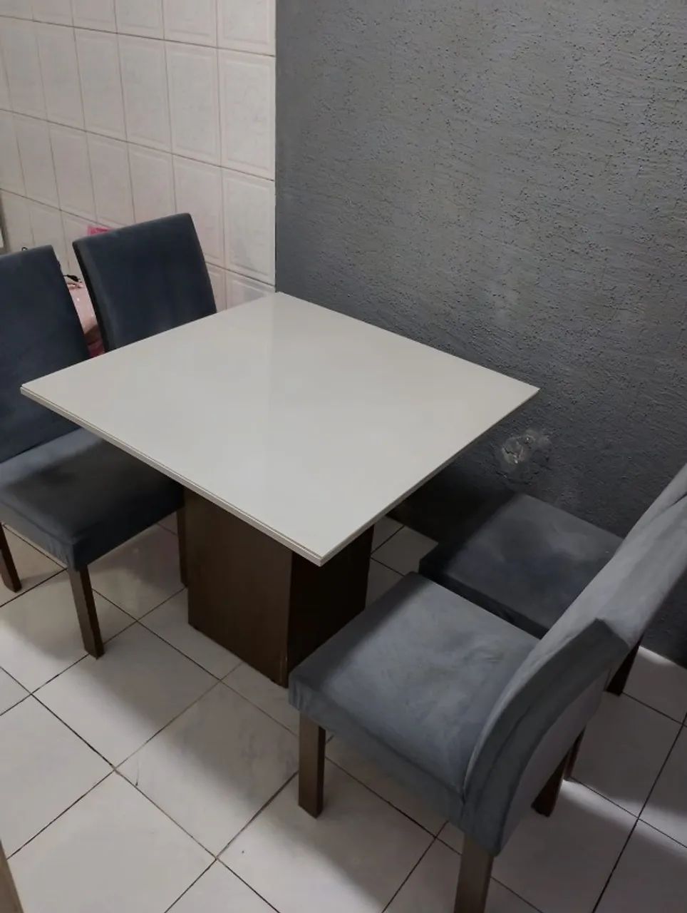 Mesa de jantar quadrada com quatro cadeiras - Foto 4