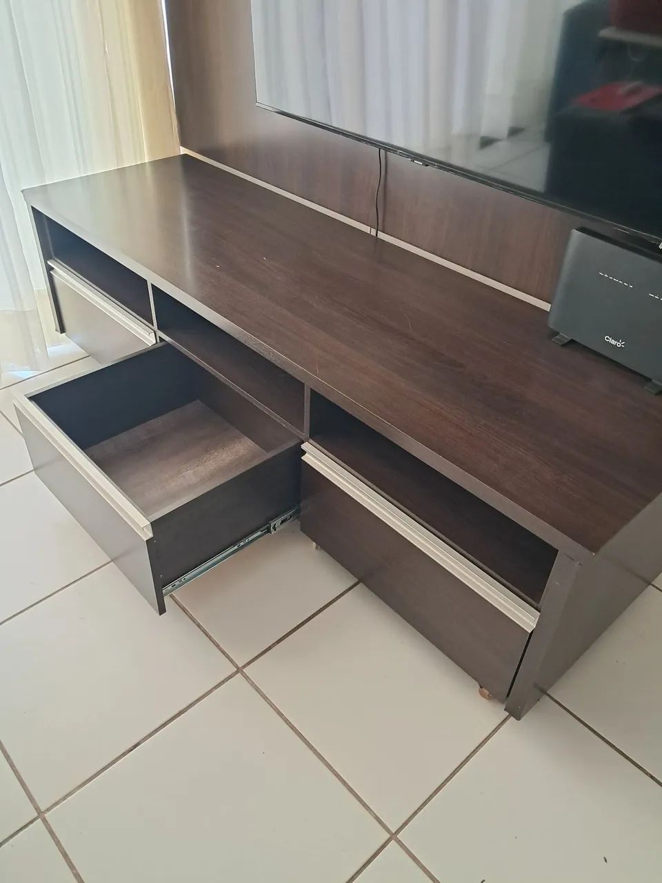 Rack em Madeira Maciça Moderno e Funcional para Sala
