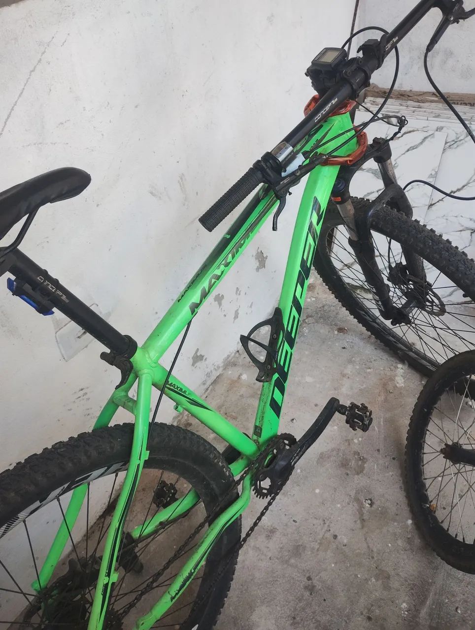 Bike aro 29 com cassete 9v câmbio Shimano documentada 