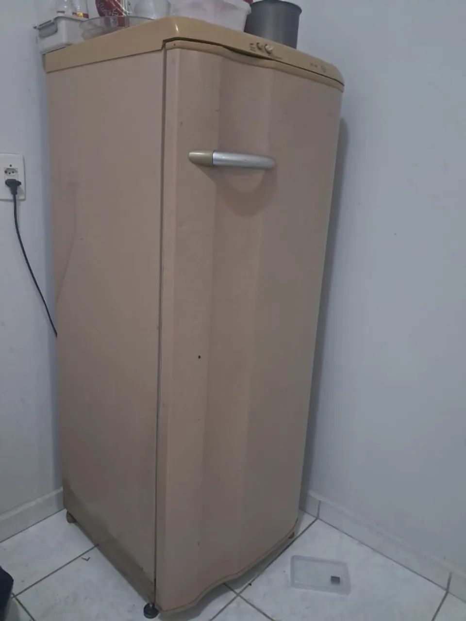 Mesa cama cadeira geladeira 