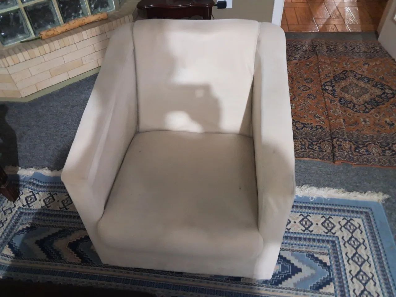 Vendo jogo de sofá de dois lugares e duas poltronas  - Foto 5