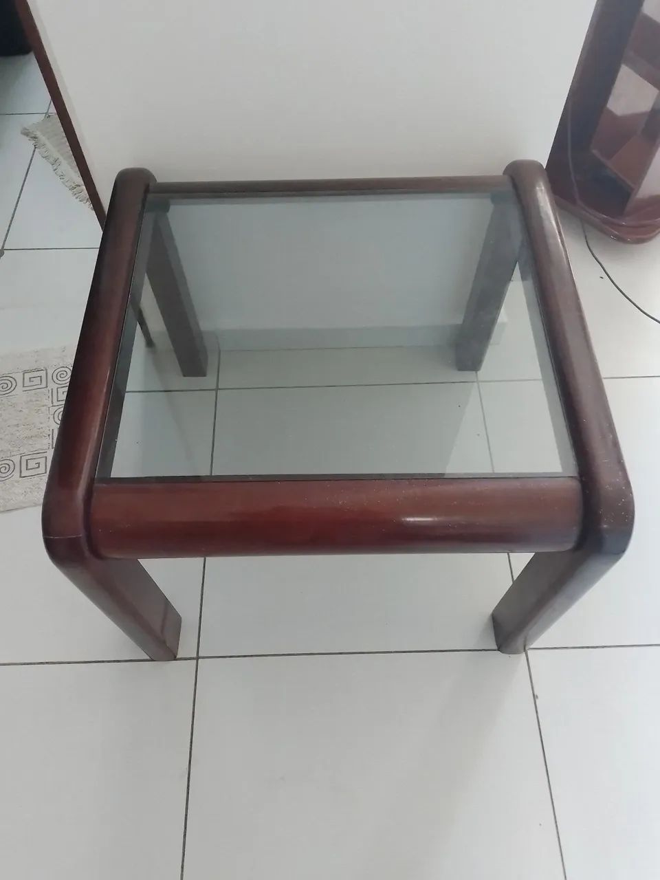 Mesa de canto quadrada com tampo de vidro de vime