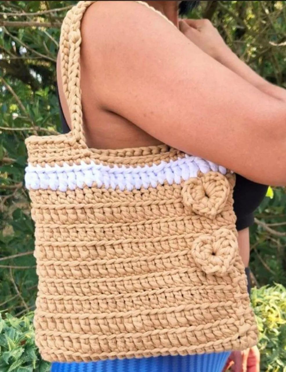 Bolsa lateral em croche, caramelo com listra branca  - Foto 3