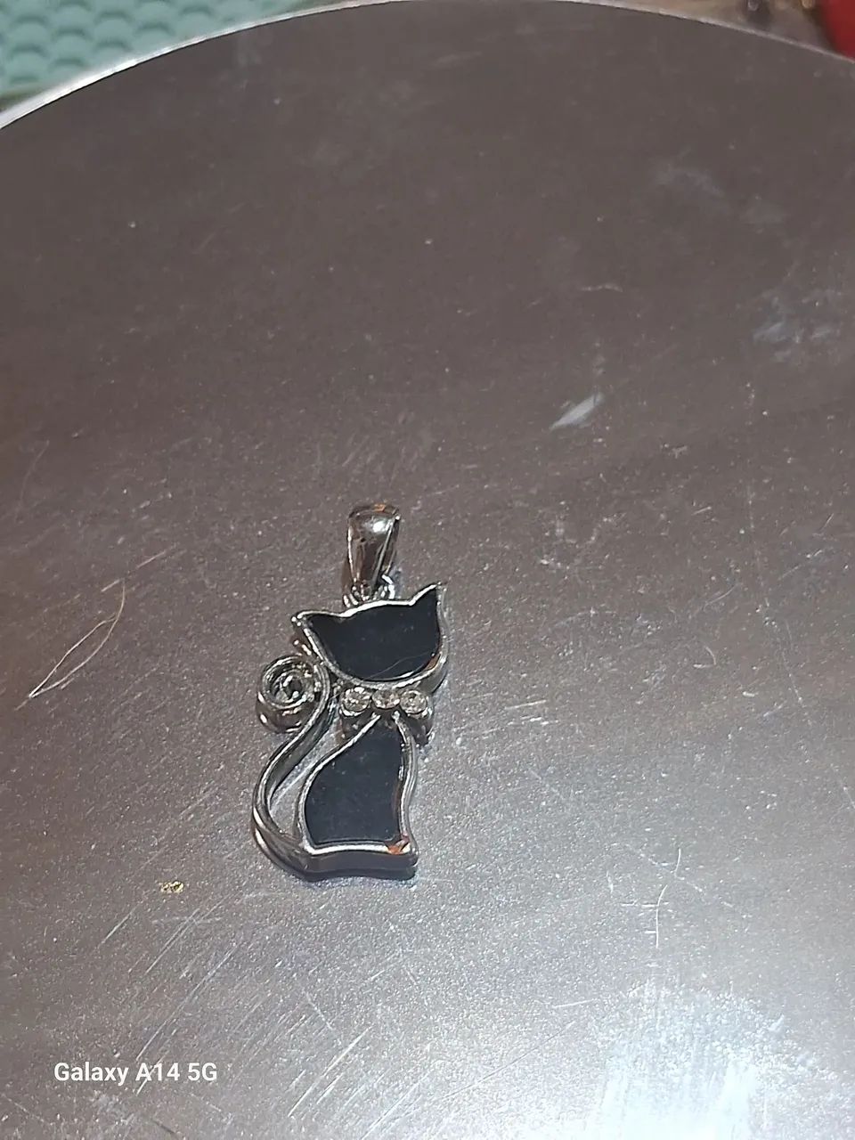 Pingente de gatinho fofo.