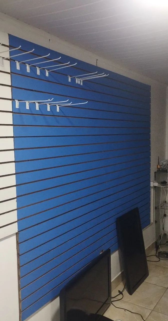 Painel canaletado com ganchos
