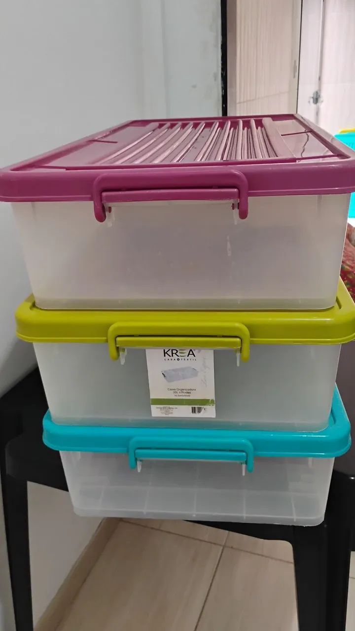 Caixas plásticas com tampa e rodinhas