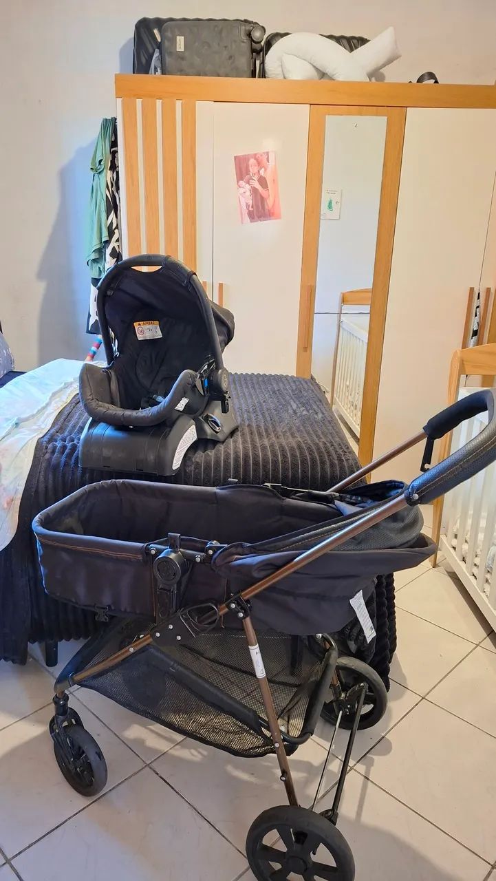 Carrinho com moisés, bebê conforto e base para carro.