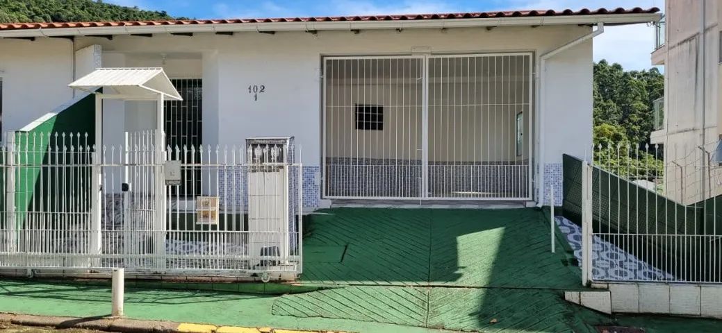 STUDIO C/ 3 SUITES - REGIÃO TRINDADE 