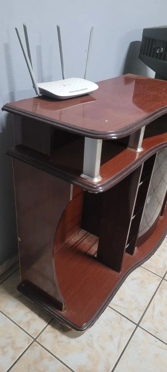 Cômoda espaçosa e com suporte para televisão - Foto 2