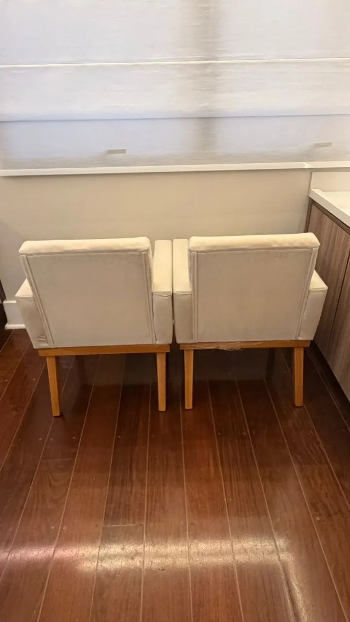 Conjunto de Poltronas Suede Bege com pés em madeira (2 peças) - Foto 3