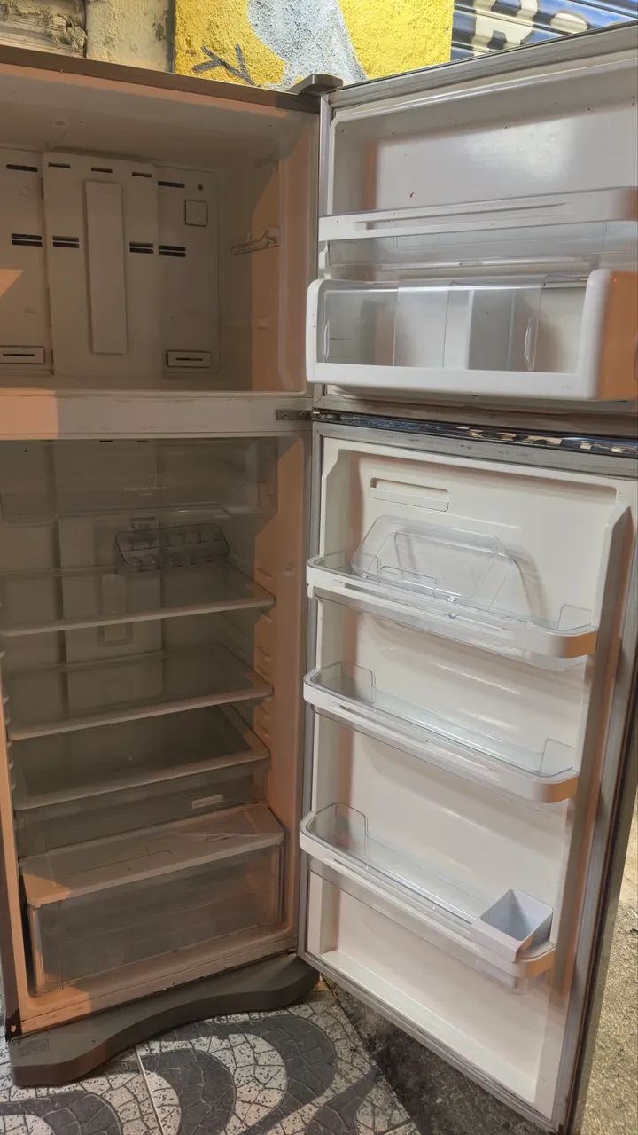 Geladeira Eletrolux 220 VLTs funcionando perfeitamente  - Foto 4