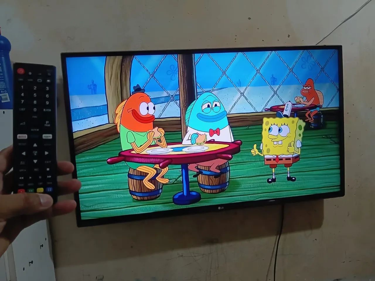 Vendo smart tv LG de 43 polegadas com pés controle  - Foto 2