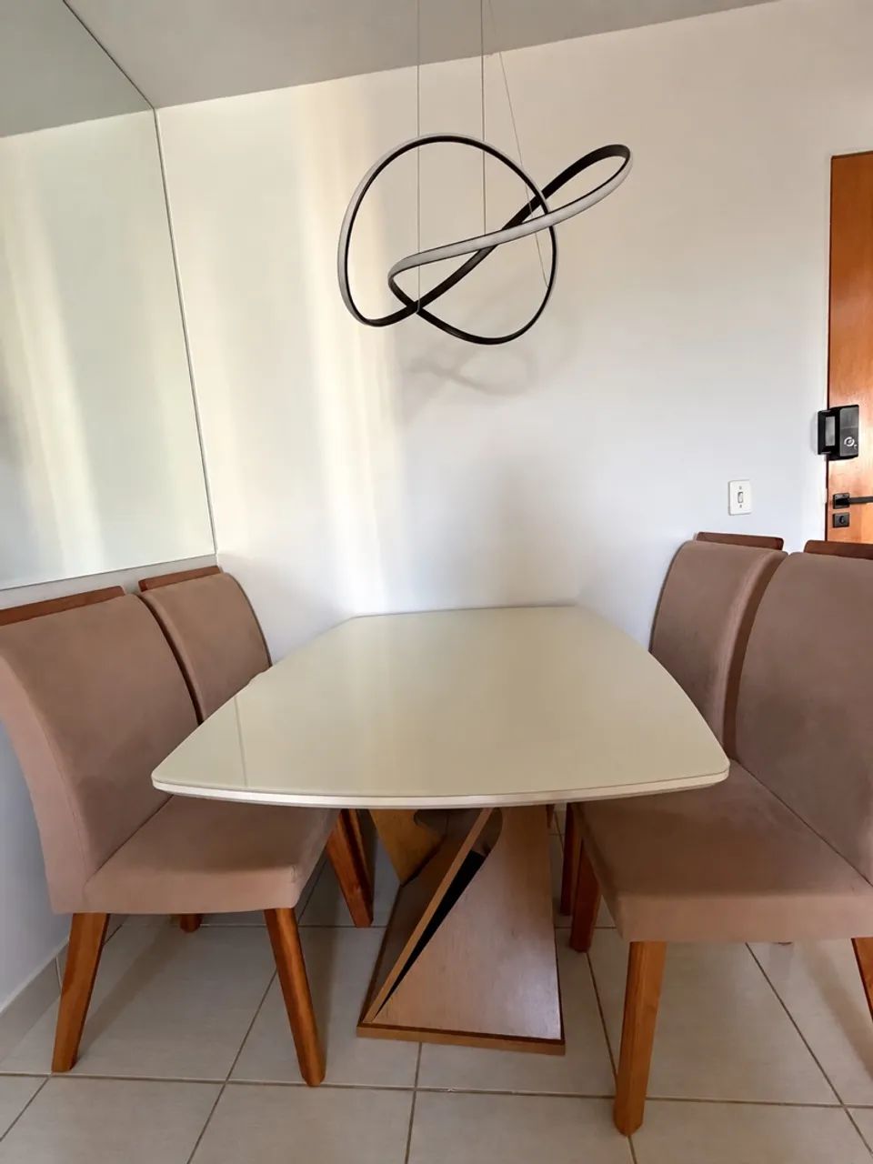 Mesa moderna com 4 cadeiras semi nova  - Foto 2