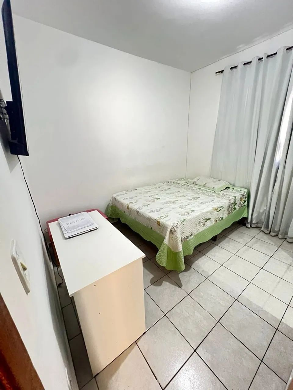 Alugo quarto mobiliado feminino 