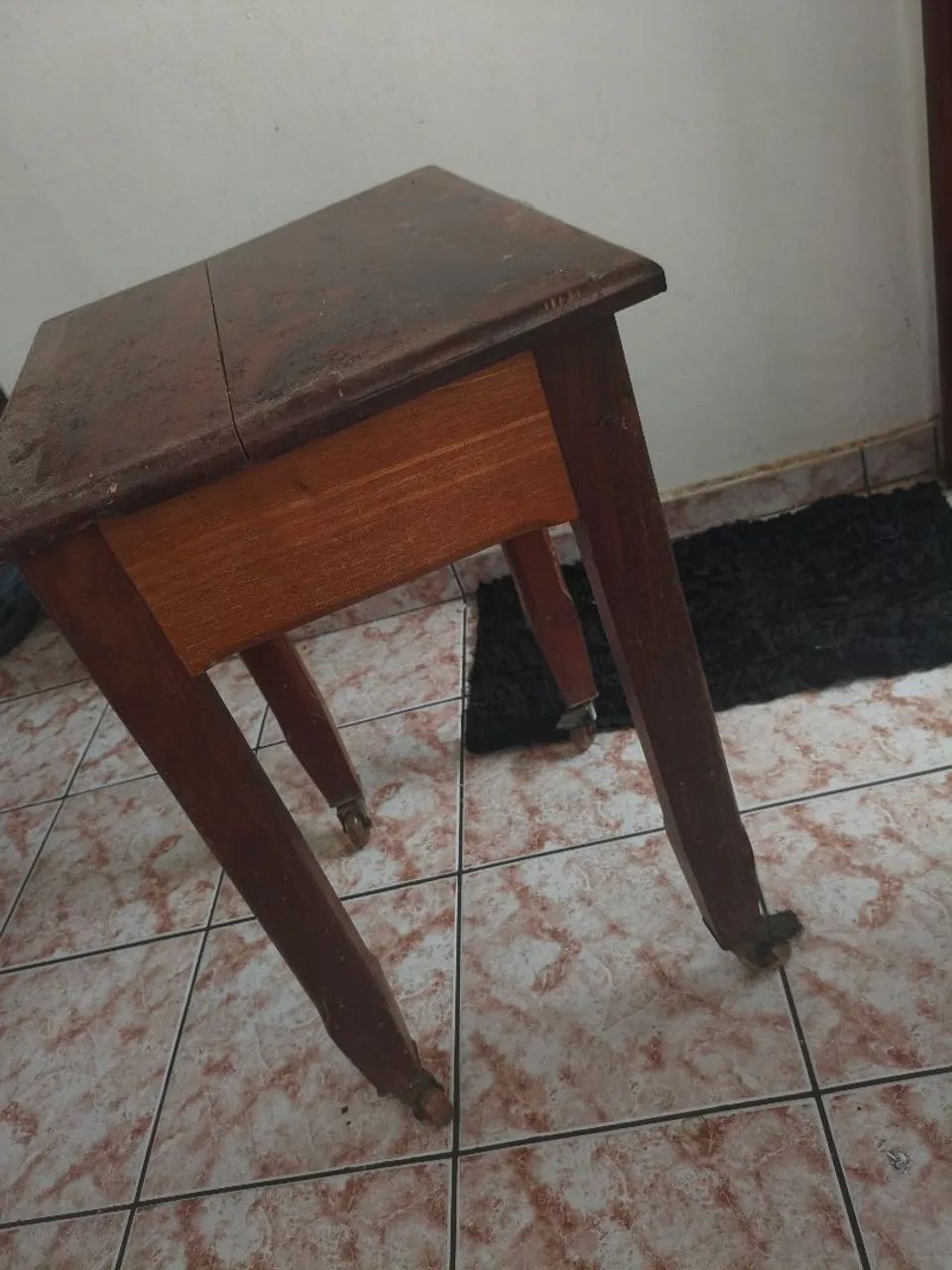 Mesa de Madeira Maciça com Rodinhas ? Resistente e Robusta - Foto 2