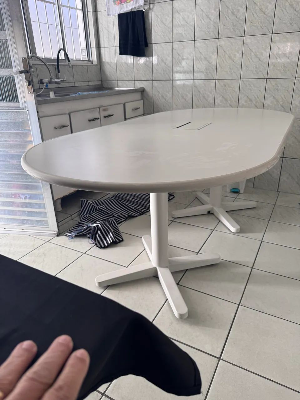 Mesa bancada oval para escritório com ponto de energia no centro - Foto 2