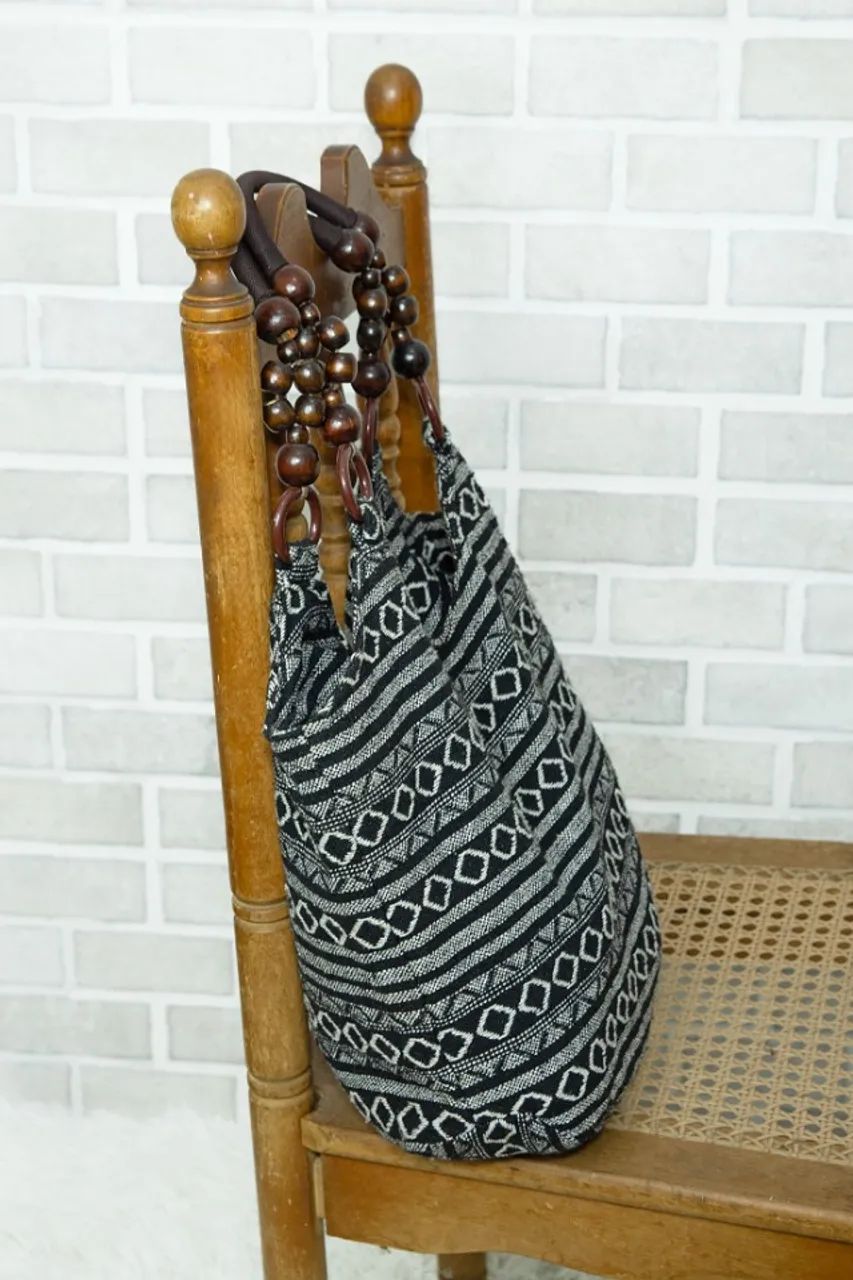 Bolsa grande tecido geométrica e miçangas - Foto 3
