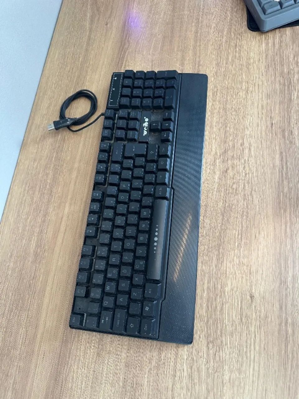Teclado Gamer USB com LED RGB e apoio de punho - Foto 4