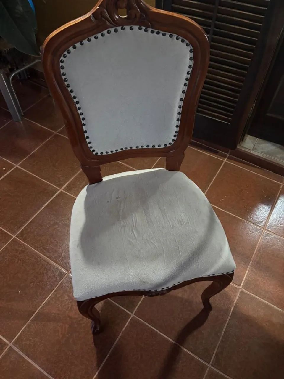 Mesa com tapa de Vidro e cadeiras medalhão  - Foto 3