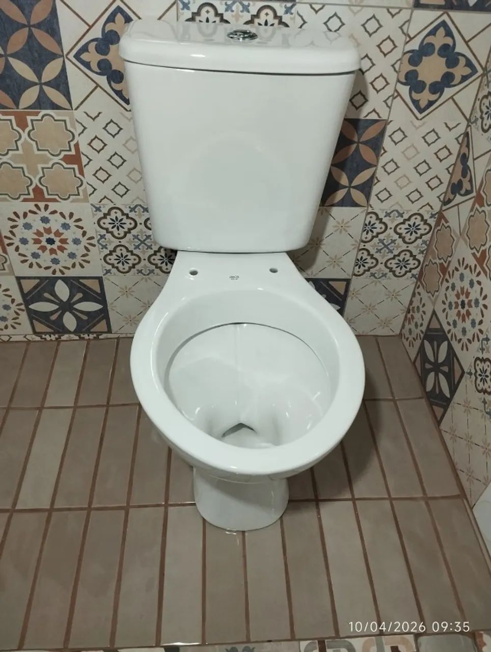 DECA Brand Toilet with Integrated Tank