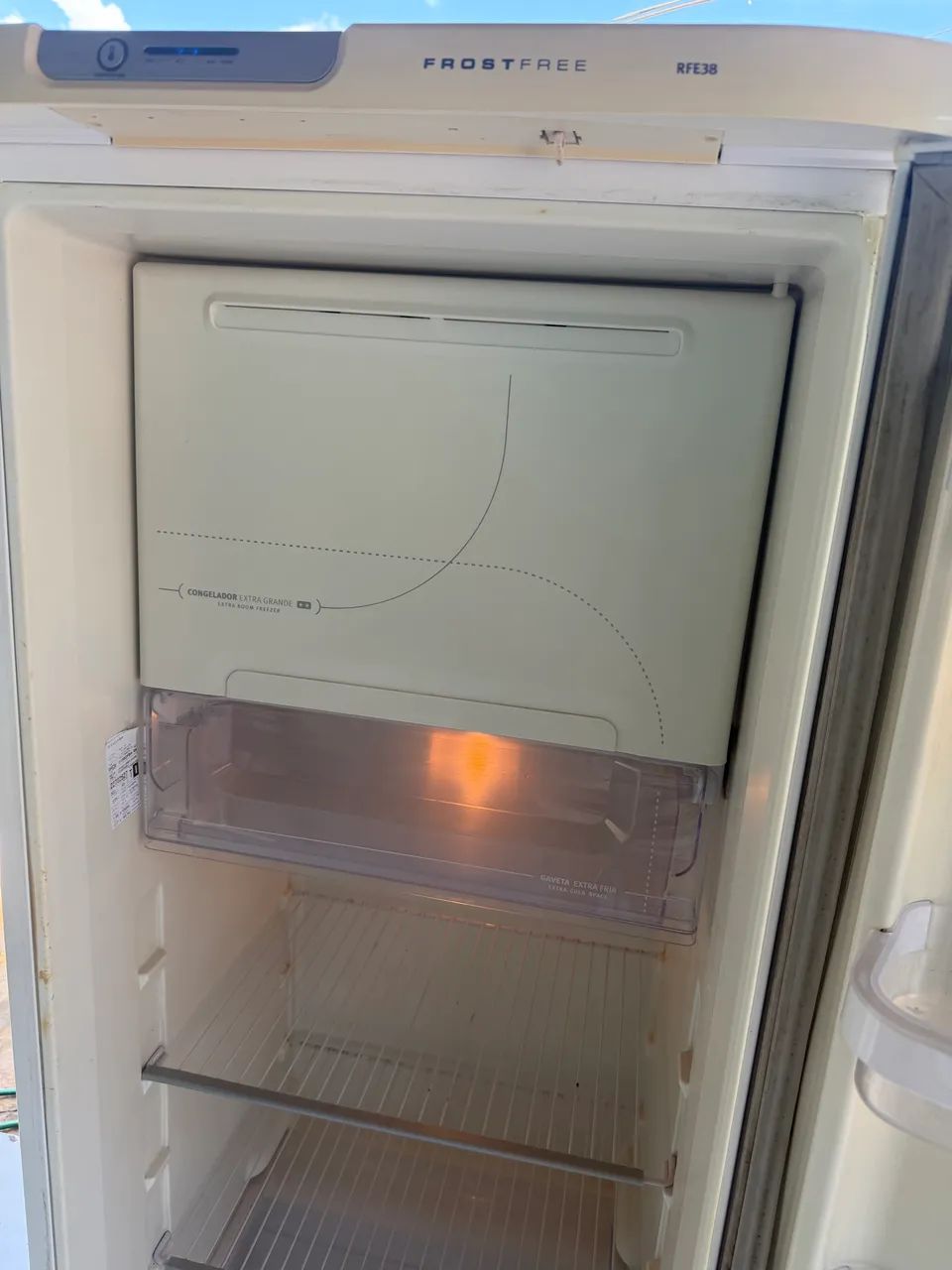 Vendo essa geladeira funcionando perfeitamente 