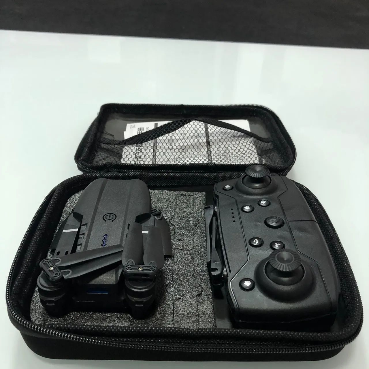 Mini drone E88 faz manobras  - Foto 6