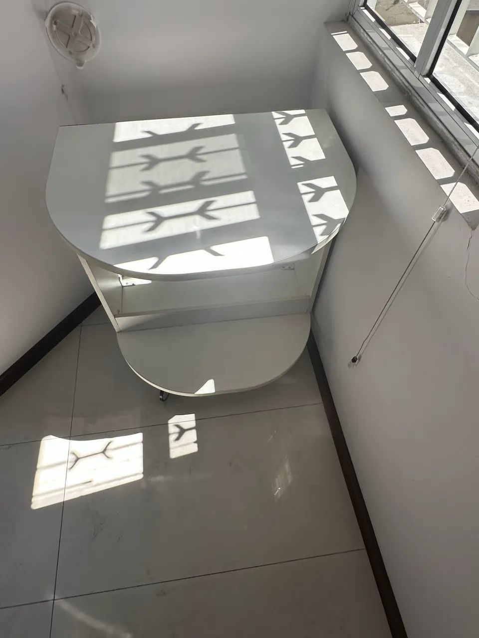 Mesa arredondada para café ou impressora de fórmica branca - Foto 3