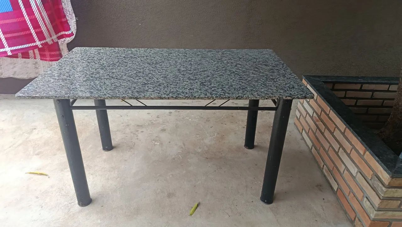 Mesa com tampa de mármore 