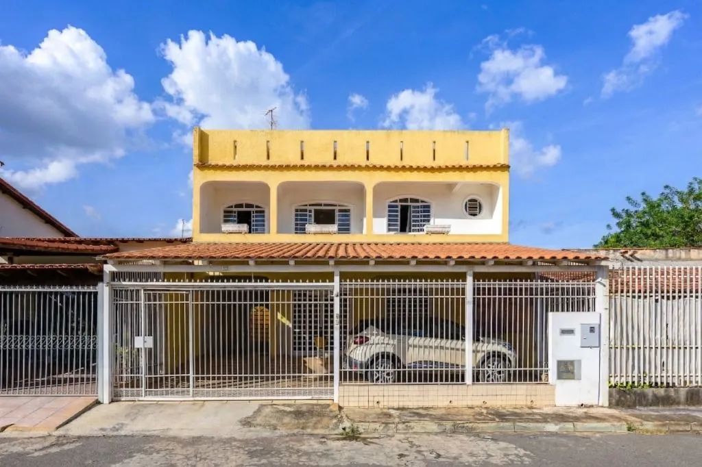 QE 28 Guará II - Sobrado c/ terraço e 5 suítes