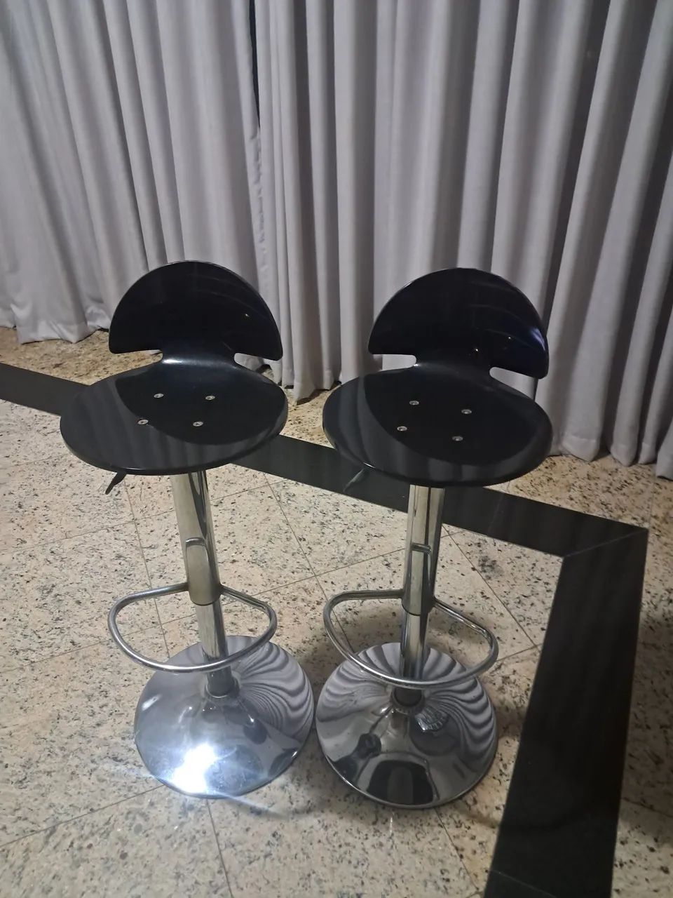 PAR DE BANQUETAS TULIPA