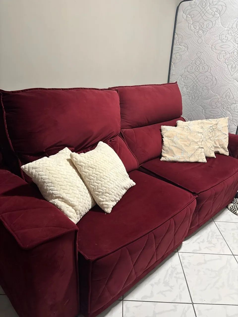 Sofá vermelho retrátil 
