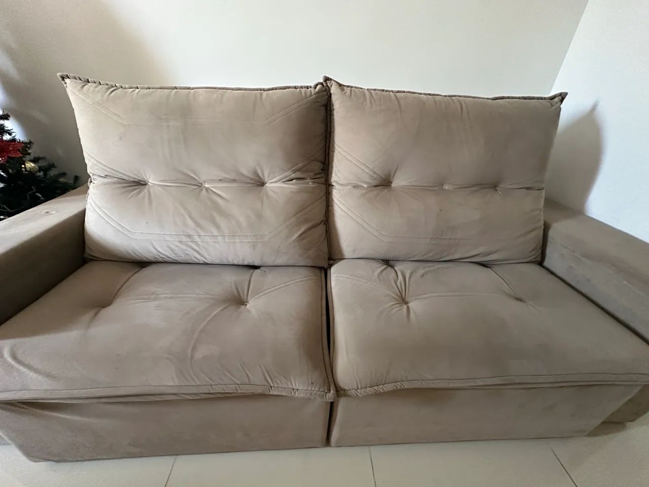Sofá retrátil em veludo64962144728067121