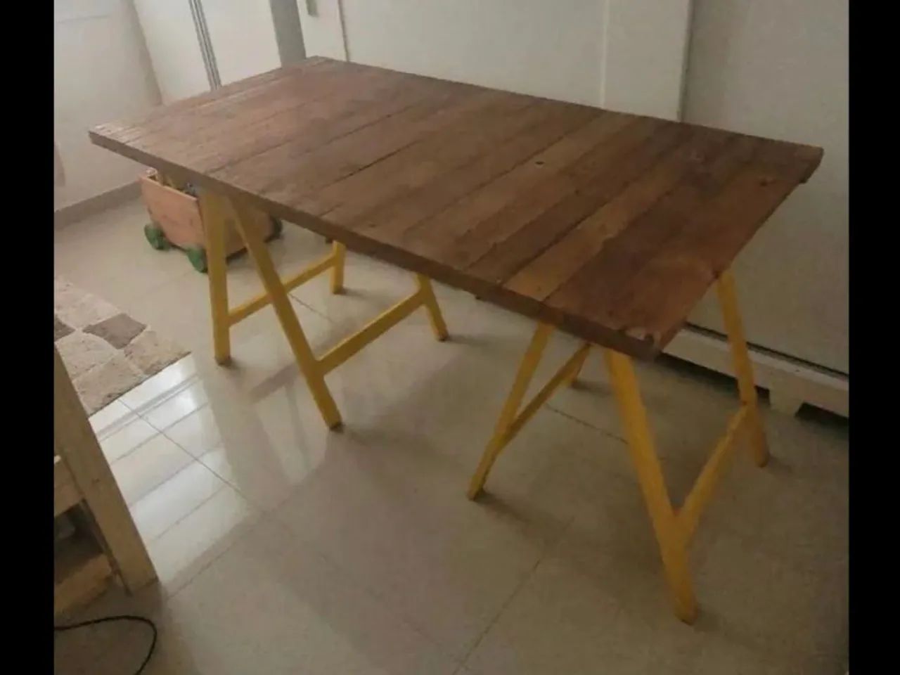 Mesa com tampo de madeira desmontável com cavaletes - Foto 2