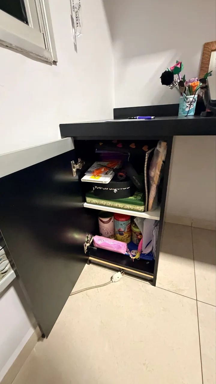 Mesa e armário suspenso