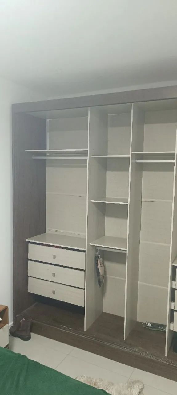Guarda-Roupa Grande com Espelho - Moderno e Conservado - Foto 2