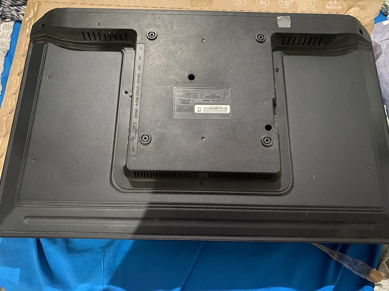 Vendo televisão semi nova 