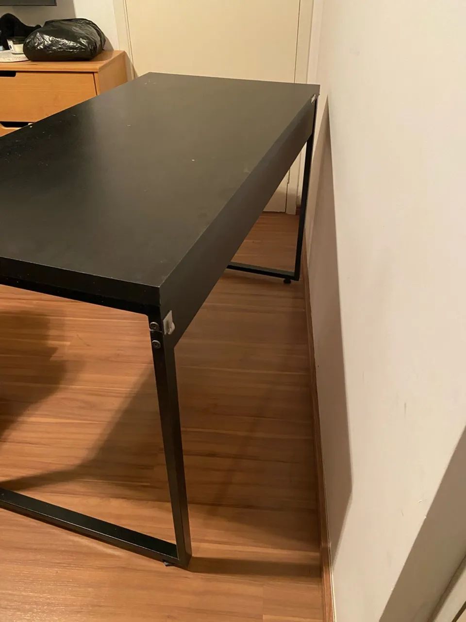 Escrivaninha preta com pés metalicos - Foto 3