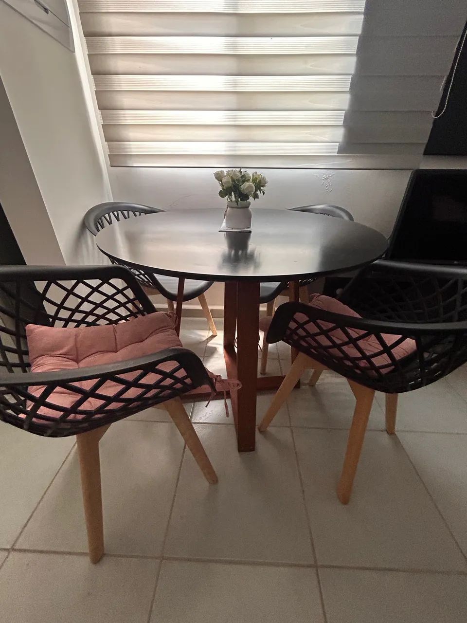 Mesa Redonda Acompanhada de 4 Cadeiras65579521262467124