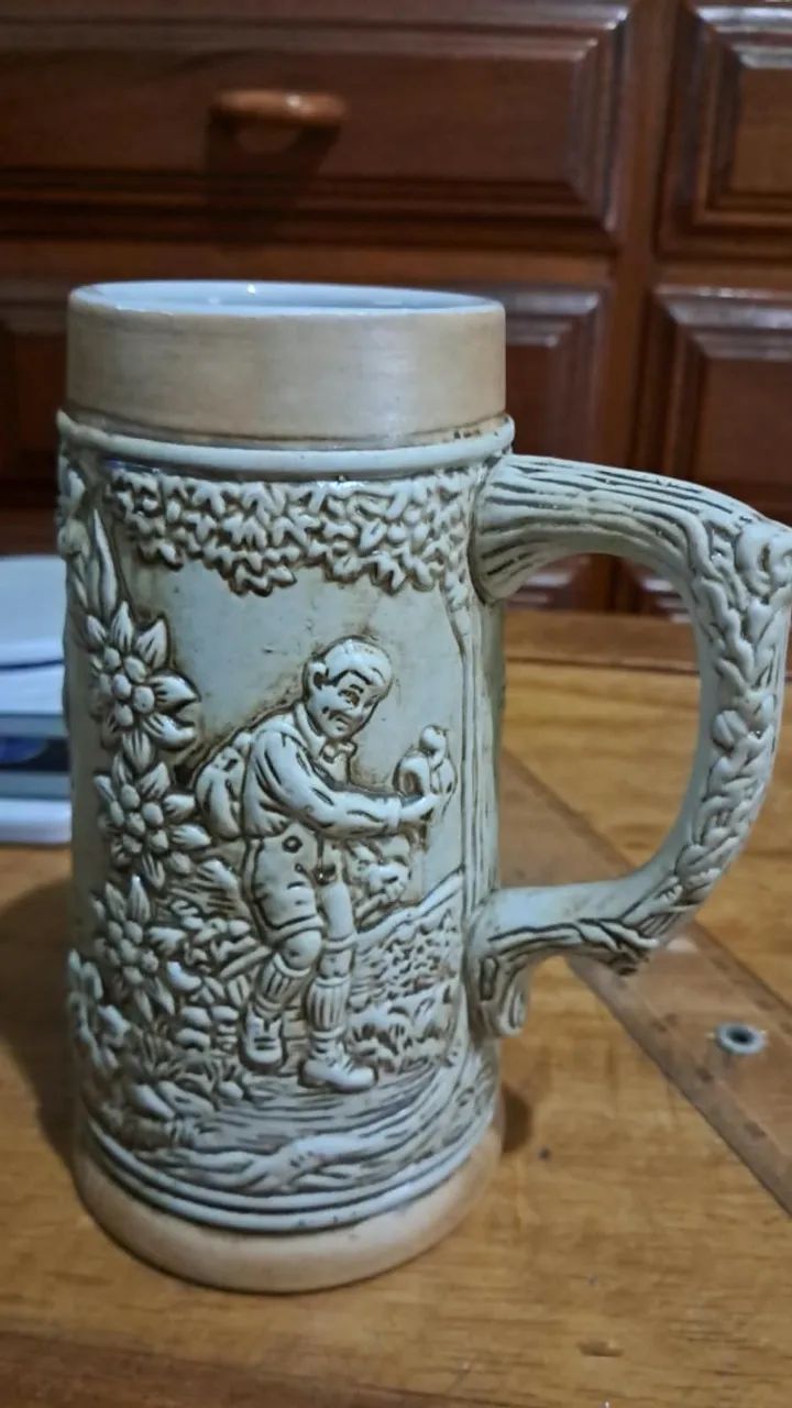 Caneca antiga de cerâmica
