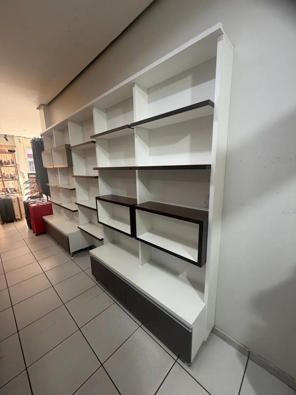OPORTUNIDADE - MÓVEL EXPOSITOR COMPLETO EM MDF PARA LOJA