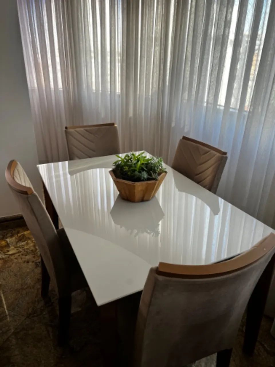 Mesa de jantar de 4 lugares, com as 4 cadeiras