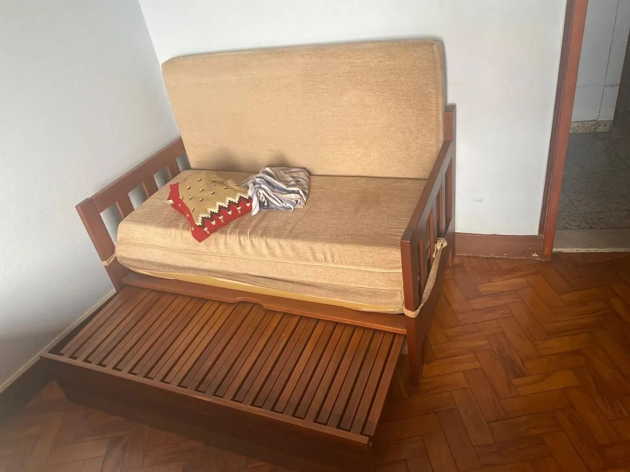 Semi-New Solid Wood Sofa Bed442957967812864000