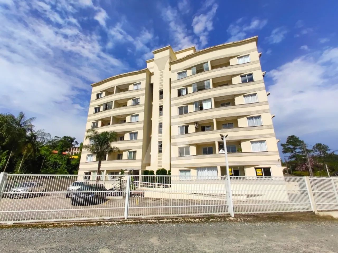 Apartamento com 1 quarto e sacada no bairro Glória.