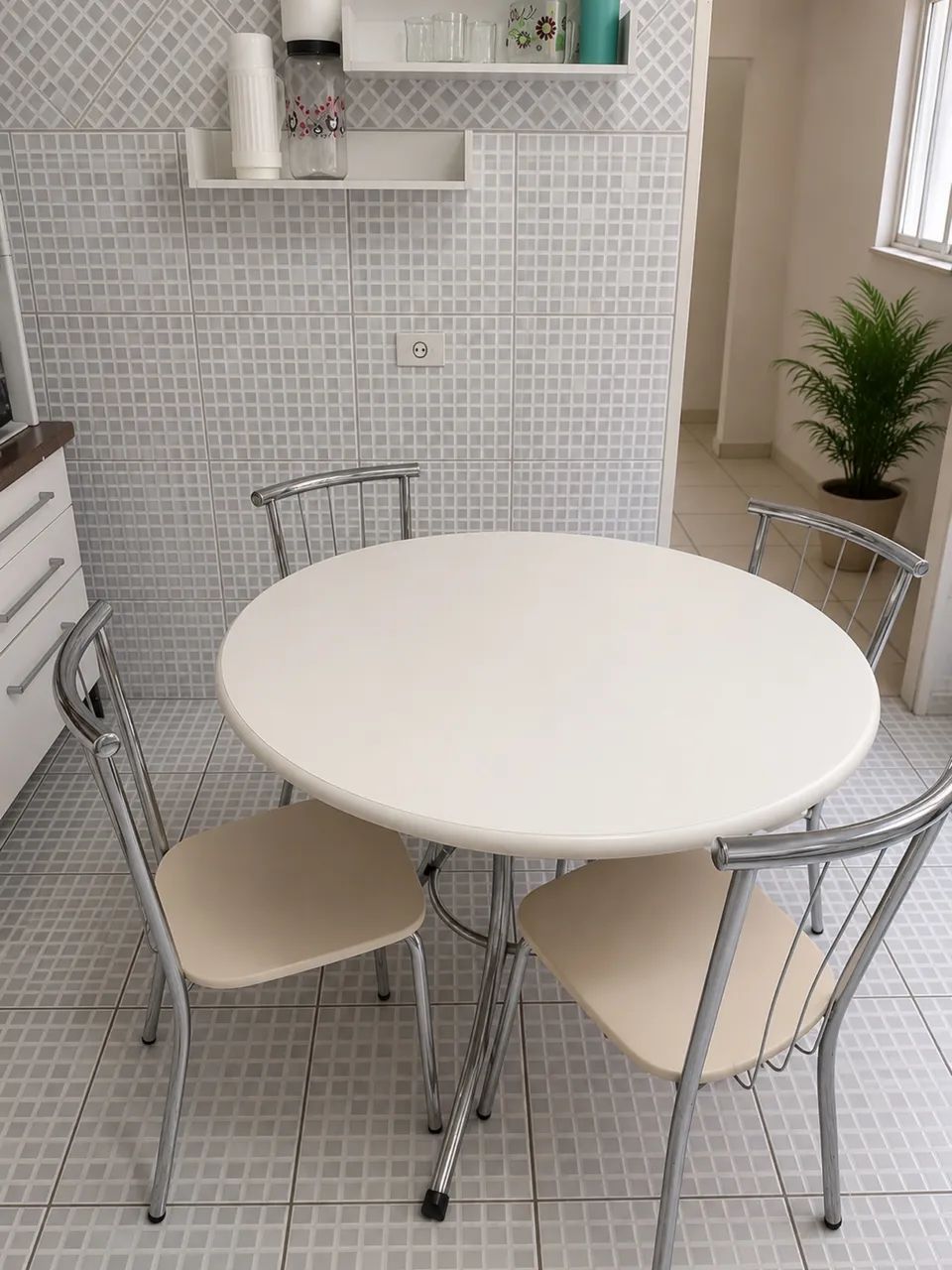 Conjunto de mesa redonda com quatro cadeiras branco 