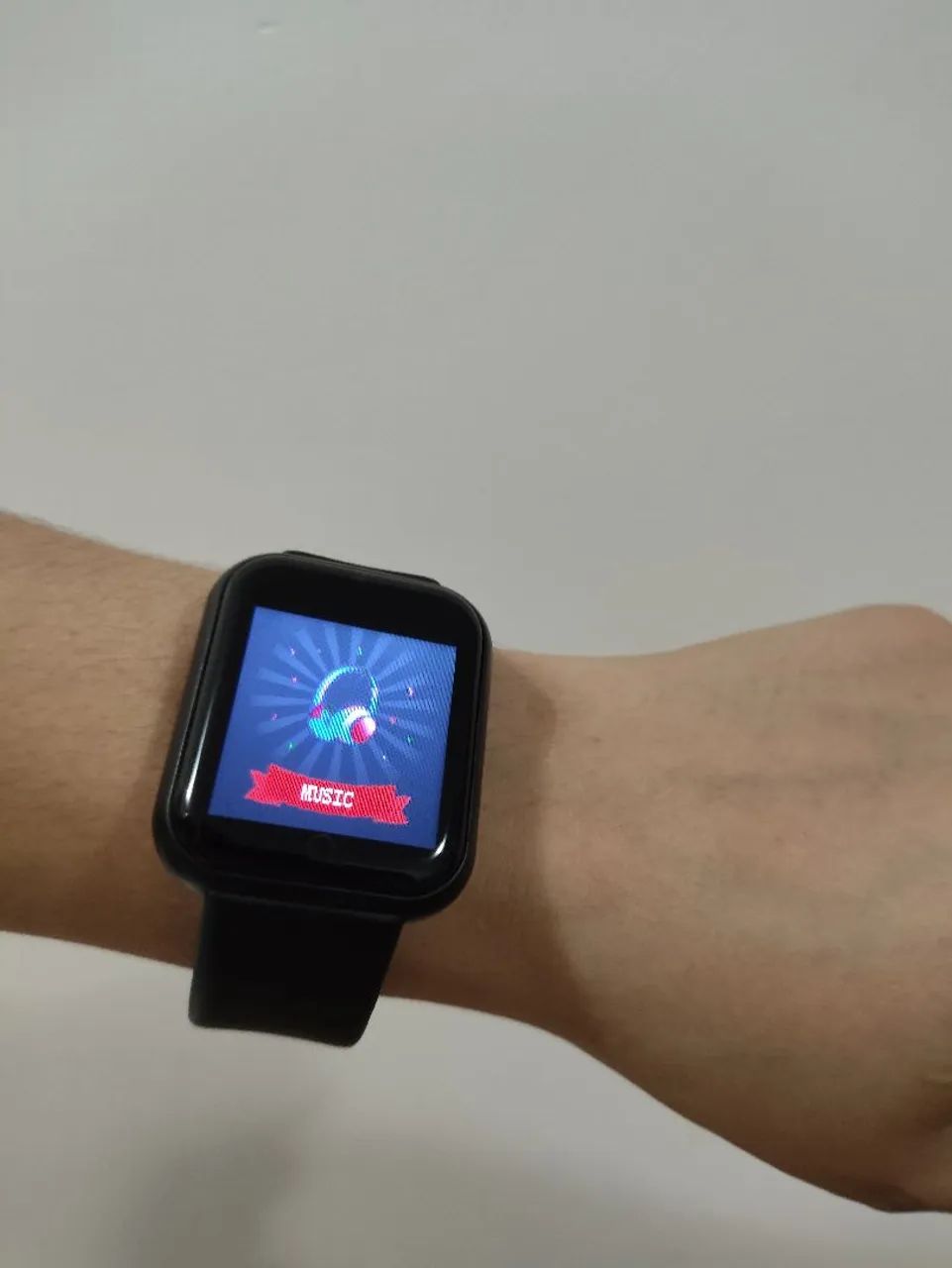 Smartwatch com pulseira preta e funcionalidades inteligentes - Foto 2