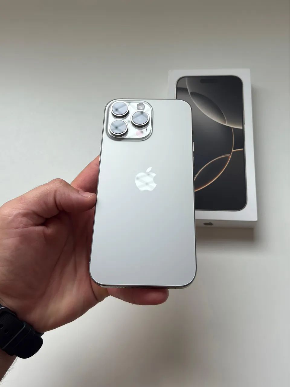 iPhone 16 Pro Max 256GB - (Garantia pela Apple até 09/26).