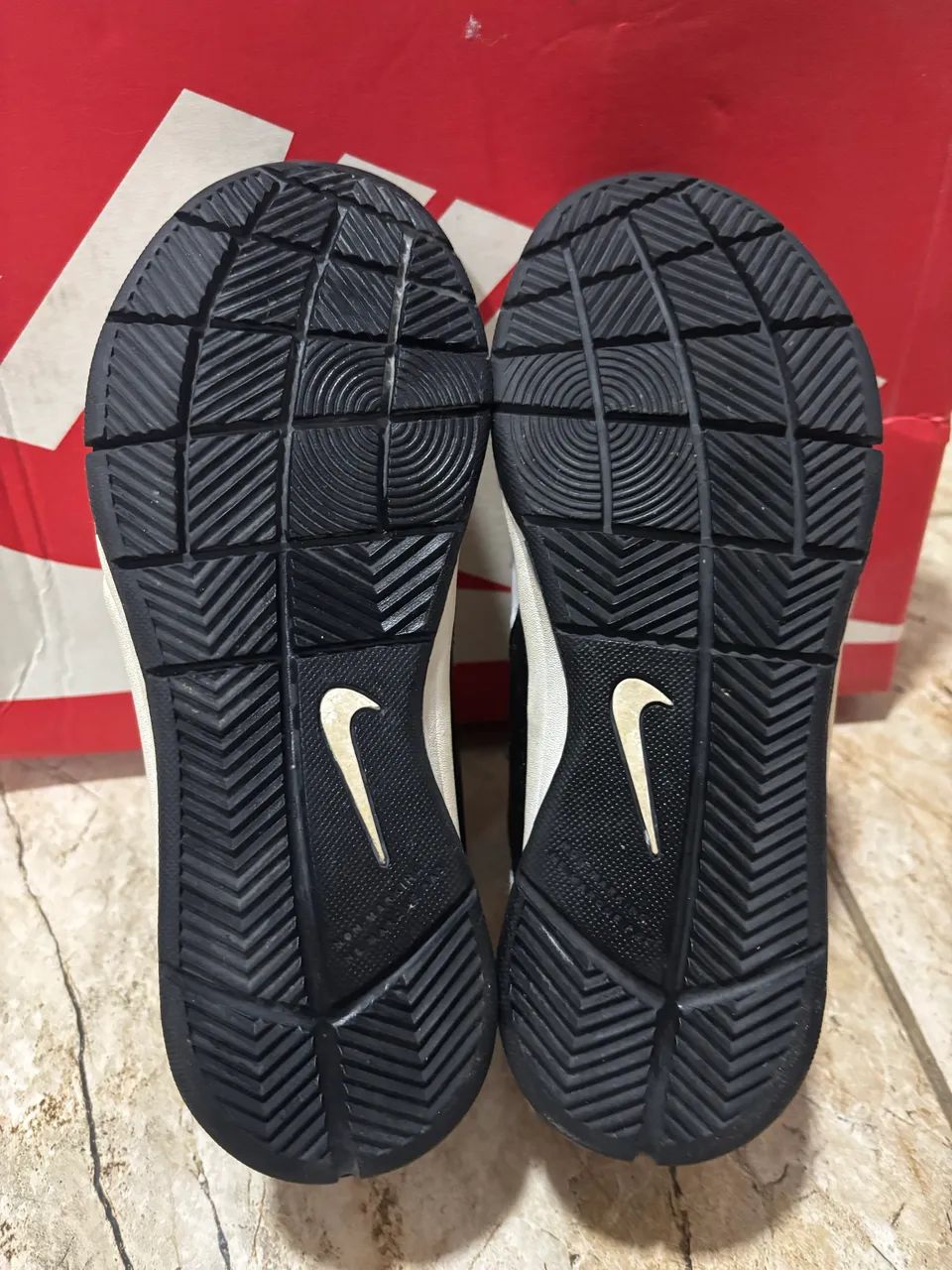 Tênis Nike original team hustle d7  