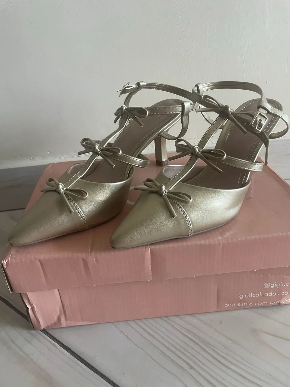 Scarpin Dourado 