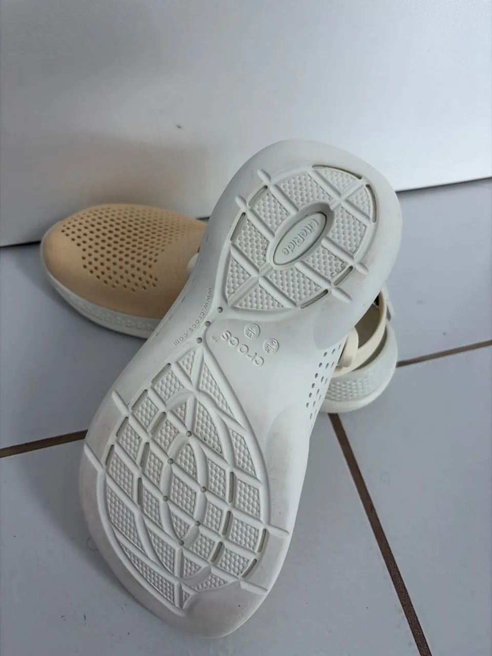 Crocs amarelinha original  - Foto 3